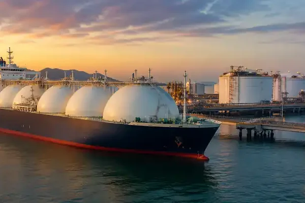 LNG tanker at an import terminal as India LNG imports shift amid Middle East supply disruptions and trade tensions.
