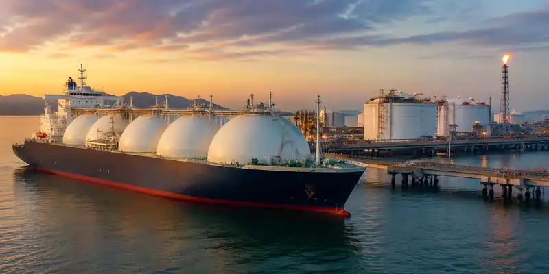LNG tanker at an import terminal as India LNG imports shift amid Middle East supply disruptions and trade tensions.